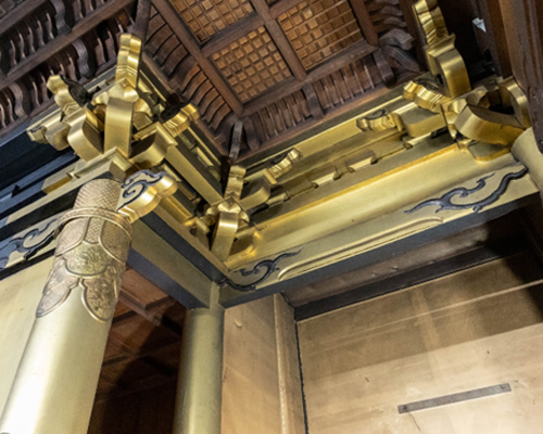 内陣の後門柱、長押、虹梁の金箔部分　洗浄前