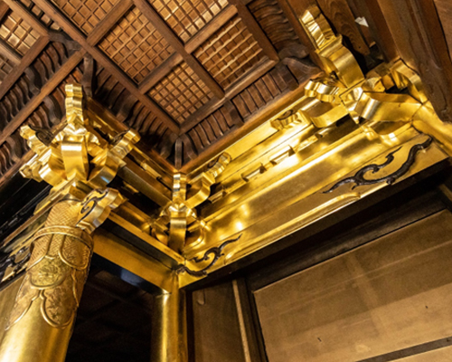 内陣の後門柱、長押、虹梁の金箔部分　洗浄後