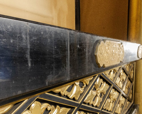 陣檀框の漆地と錺金具　洗浄前