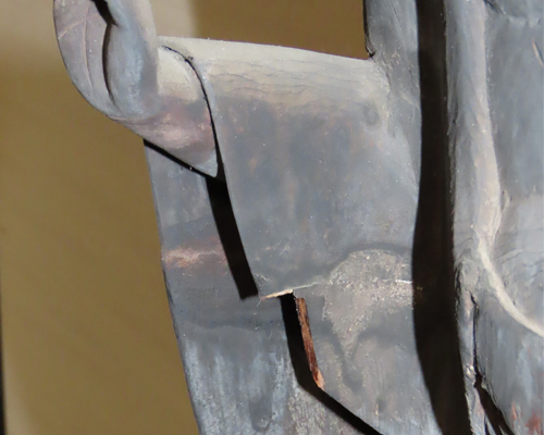 御木像現状保存修理　着衣すそ欠損修理前