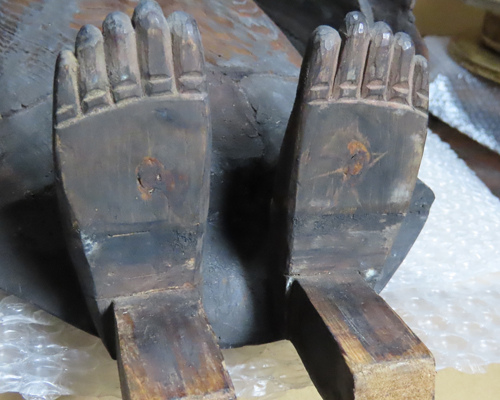 御木像現状保存修理　足脱落修理後