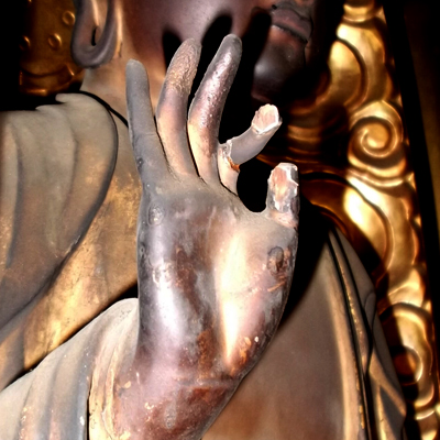 指が欠損した仏像