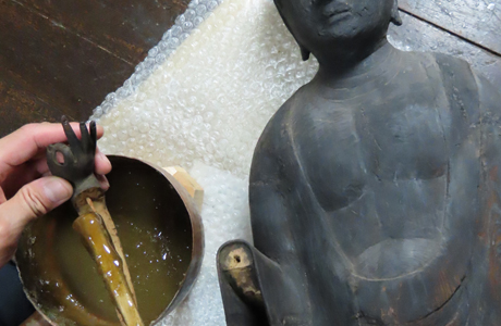 仏像現状保存修理　作業風景