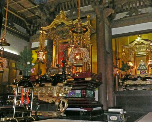 お内陣（宮殿須弥壇）修復前