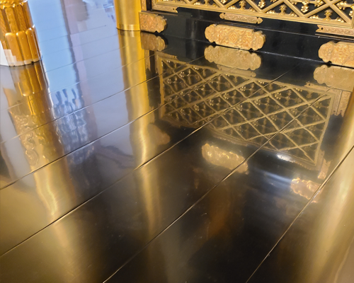 お内陣床施工後　蝋色漆立て塗り