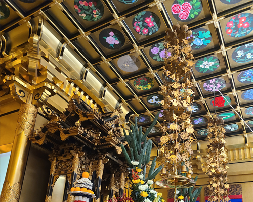 お内陣天井施工後　天井絵、折り上げ天井金紙張り