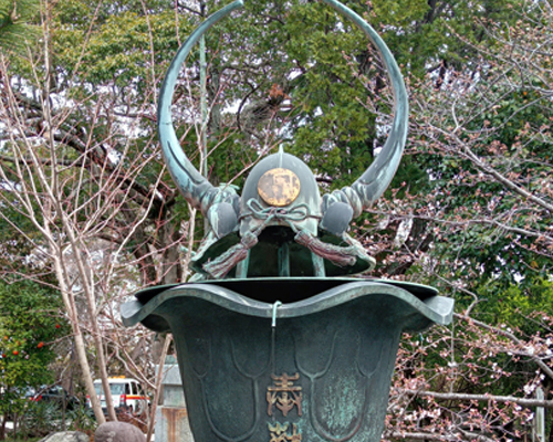 天水桶と兜の修復前