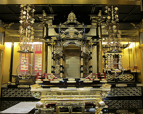 御宮殿・御須弥壇など御荘厳の完全修復後