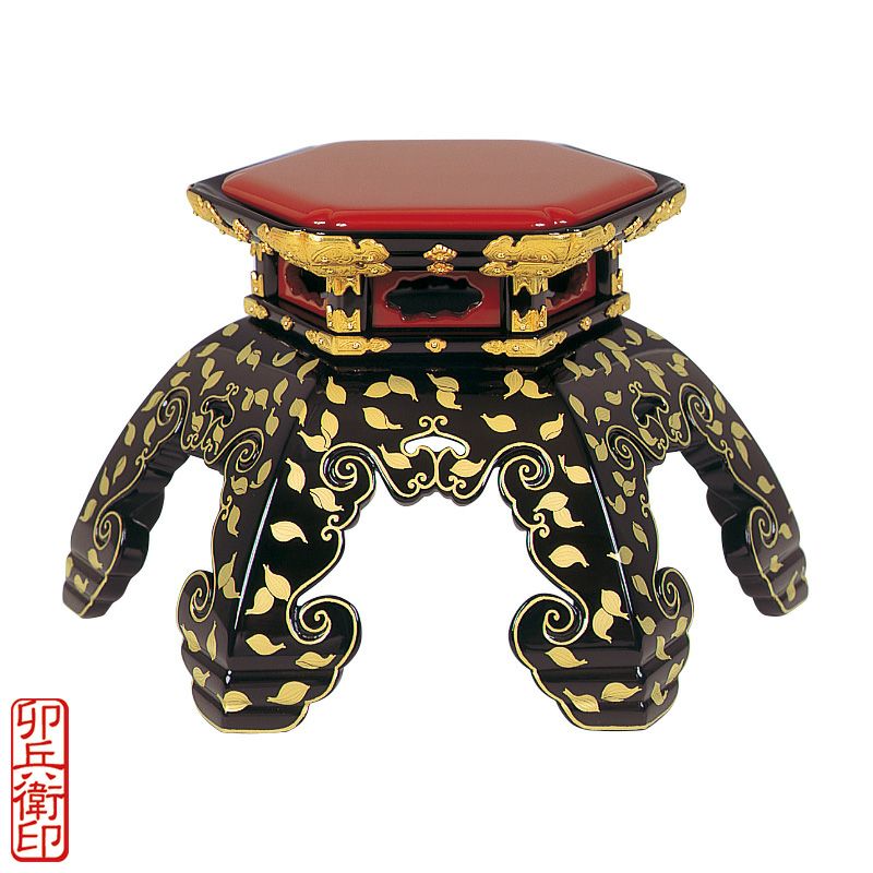 雪見型仏器台 御本山型 本黒漆塗 散蓮蒔絵入 卯兵衛印（高さ13.5～18cm