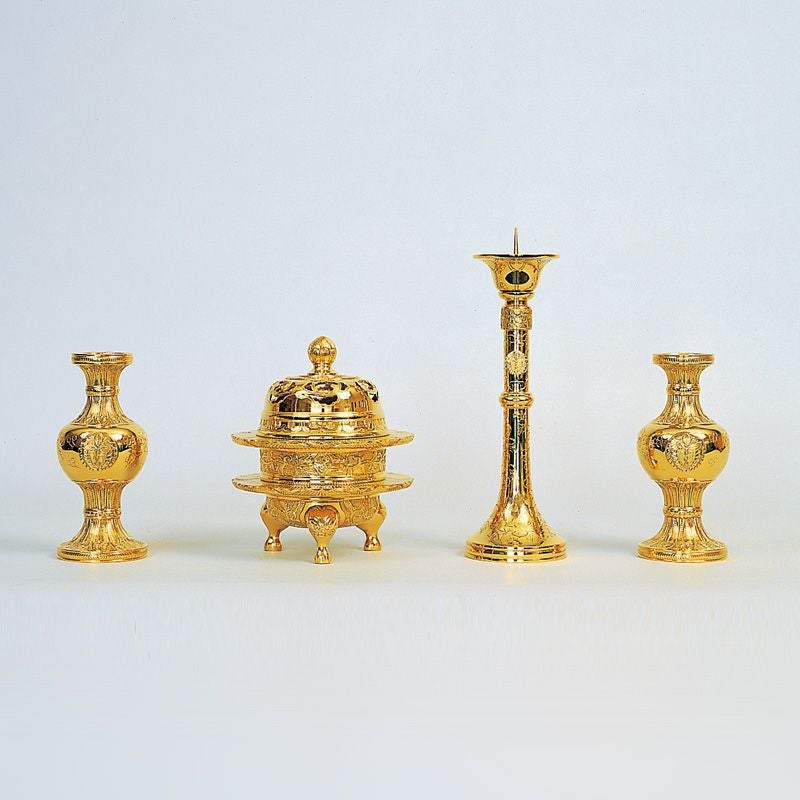 四具足 御本山阿弥陀堂様式 深彫入 真鍮製 磨き 火舎香炉直径 16.5cm（佛光寺派）