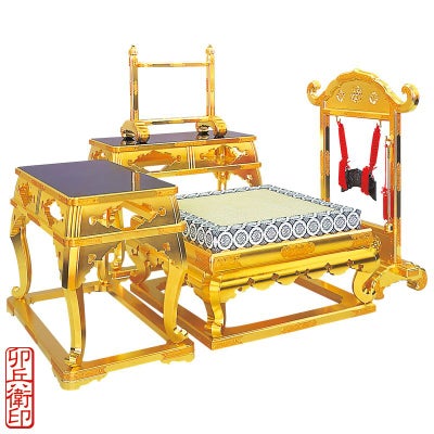 礼盤一式〈登高座〉 御本山阿弥陀堂型 総純金箔押 畳付 付属品別 卯兵衛印 礼盤框横幅64cm（本願寺派）