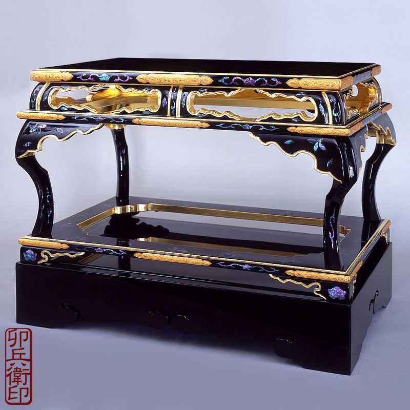 春日卓 御本山阿弥陀堂型 青貝入 別誂 卯兵衛印 横幅48cm（本願寺派）