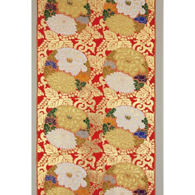 打敷 上金襴 朱地菊唐草牡丹花の丸 一巾半三角袖なし（真宗各派）