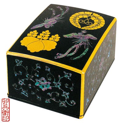 御和讃箱 青貝入 本漆塗 定紋付 内部金箔押 別誂 卯兵衛印 内寸長さ20cm、幅14.5cm（本願寺派）