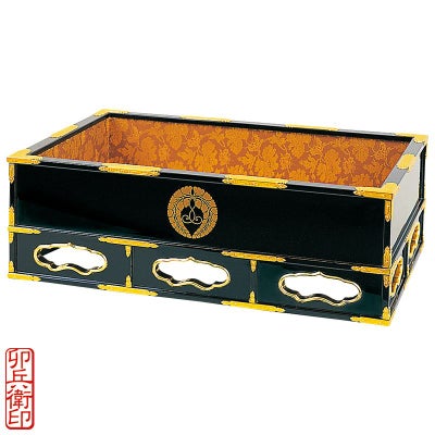 据箱 黒漆塗面金紋入 金具打 卯兵衛印 内寸横幅32cm、奥行23.5cm（各宗派）