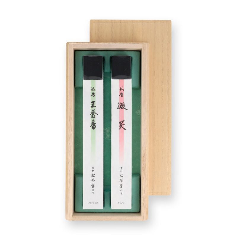 松栄堂 進物線香 微笑・王奢香 詰合せ 短寸18cm 桐箱入 | 寺院用仏具
